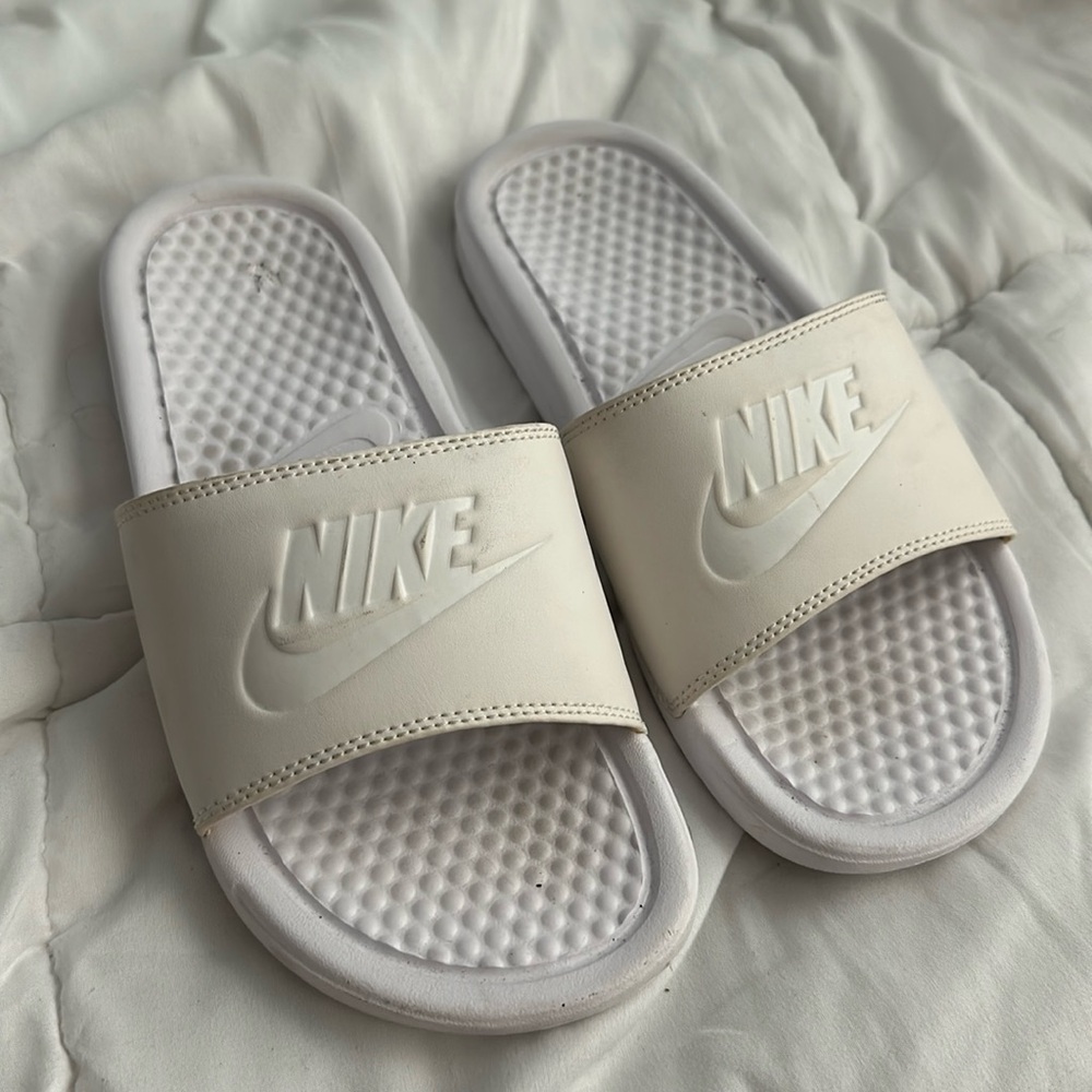 Size 6 Nike Women's Benassi slides